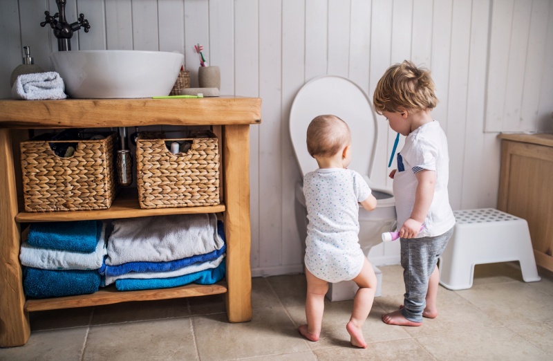 kids-messing-with-toilet